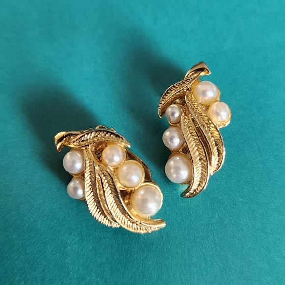 Jewelry - Vintage Gold Tone Leaf Faux Pearl Clip On Earrings Cluster Botanical Retro